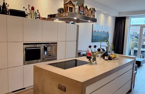 Amsterdam East House | Opposite the tram stop-3 bedroom house in beautiful Amsterdam with WiFi, AC