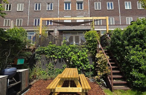Amsterdam East House | Opposite the tram stop-3 bedroom house in beautiful Amsterdam with WiFi, AC