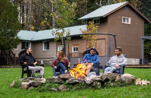 Frampton Ski Chalet | Oppy Shack located directly on the wildlife preserve at Miller Zoo.
