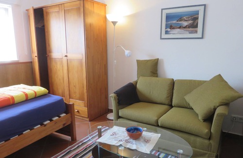 Vale Furado Apartment | optimally furnished studio for 3 people