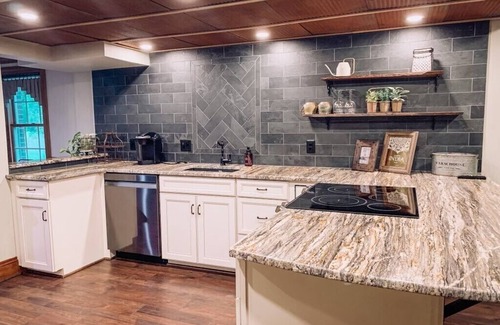 Monroe Apartment | [Optional Hot Tub] Farmhouse style apartment - newly renovated