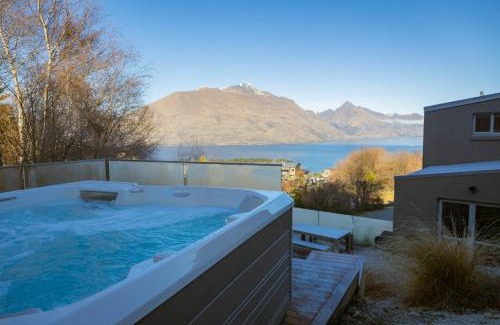Queenstown House | Opuke House- Free Parking- Lake views- BBQ- Spa