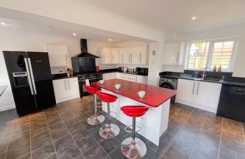 Isle of Grain Apartment | Opulent 5 bedroom Retreat with Hot tub and Entertainment