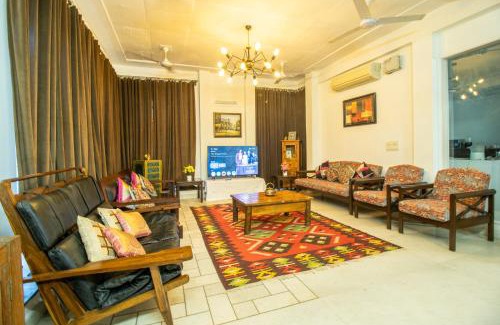 South West Villa | Opulent Antique 6BR Independent Villa in Gurugram