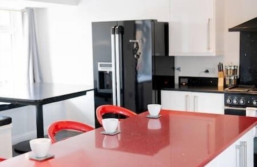 Minster on Sea House | Opulent Jacuzzi Retreat With Entertainment