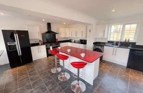 Minster on Sea House | Opulent Jacuzzi Retreat With Entertainment