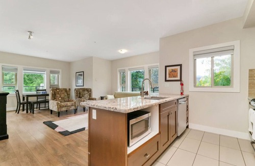 Harrison Hot Springs Apartment | Opulent Oasis: Exquisite 2-Bedroom Retreat