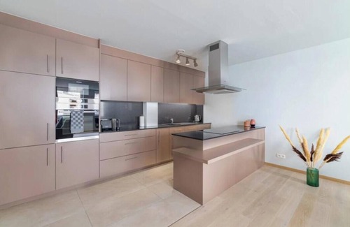 Ilot Sacre Apartment | Opulent Oasis: 2BR Luxury Apartment near Grand Place