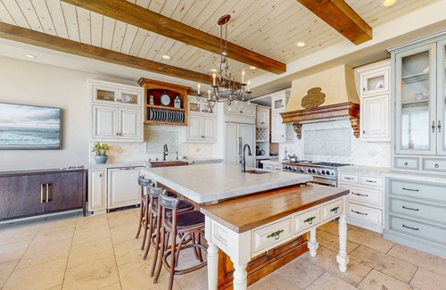 Mussel Shoals House | Opulent oceanfront house in Mussel Shoals with rooftop deck & retractable walls