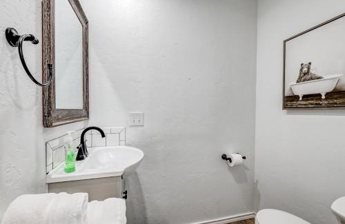 Stillwater Apartment | Opulent Stillwater Haven with Reliable WiFi & Free Parking