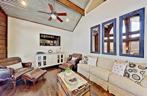 Burnet House | Opulent Waterfront 118B