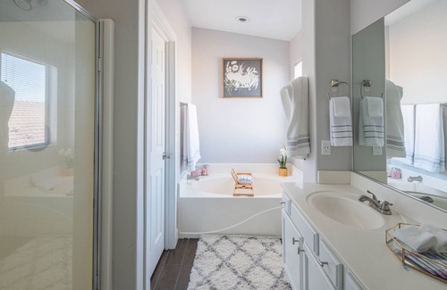 Avondale House | Opuluxe Luxe Home 8 min to Airport Sleeps 12