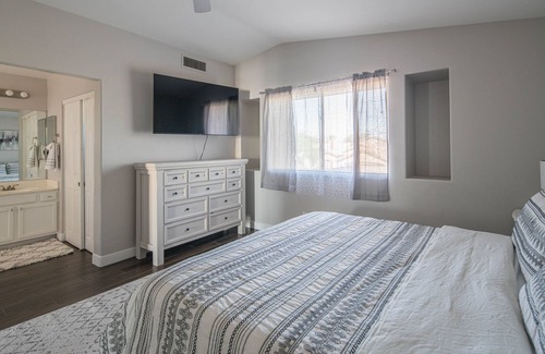 Avondale House | Opuluxe Luxe Home 8 min to Airport Sleeps 12