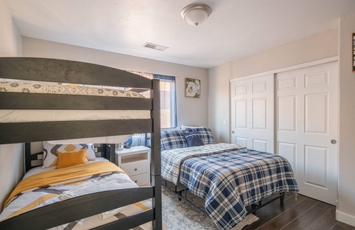 Avondale House | Opuluxe Luxe Home 8 min to Airport Sleeps 12