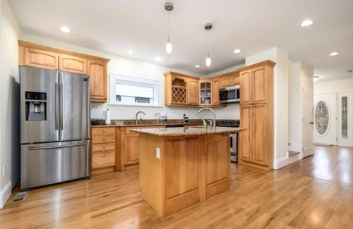 Black Rock Historic District House | Opuluxe Spacious 4 BR Ellsworth with Jacuzzi