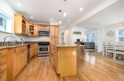 Black Rock Historic District House | Opuluxe Spacious 4 BR Ellsworth with Jacuzzi