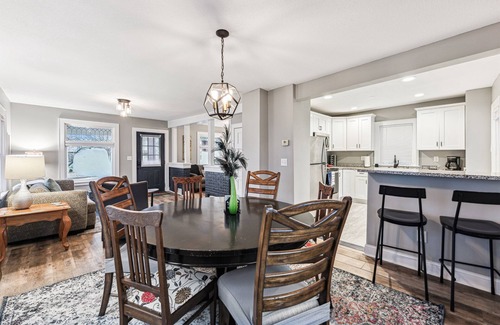 Powderhorn House | Orange Blossom House 10 Minutes from Downtown MPLS Blocks from Light Rail