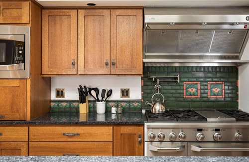 Cadillac House | Orange Cadillac - Stunning 6 BR/3 BA 11 Beds Home
