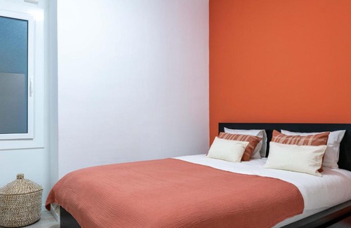La Font de la Guatlla Apartment | Orange crush Barcelona