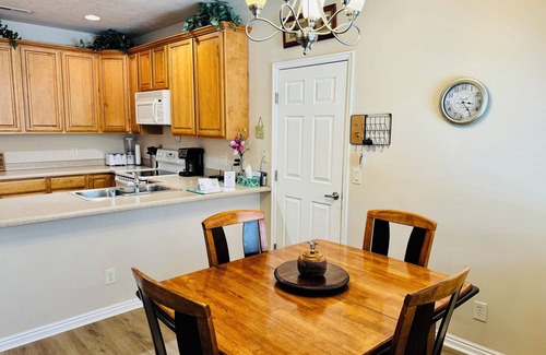 Mesquite Condo | Orange Crush Oasis by Mesquite Vacation Rentals with Community Pool Access and $510 in free daily activities