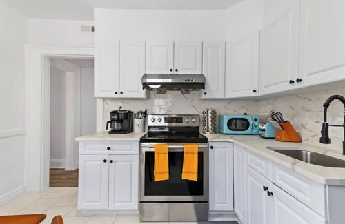 East Rock House | Orange Oasis in East Rock |Free Parking| Near Yale and DT|Large Memory Foam Beds