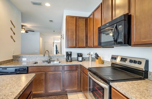 OakLeaf Plantation House | Orange Park Townhome Vacation Rental w/Patio!