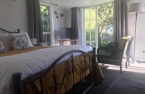 Whanganui Bed & Breakfast | Orange Tree Cottage - garden hideaway