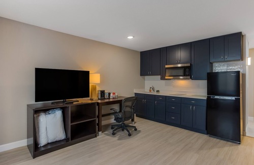 Waldron Hotel | Orangewood Inn & Suites Kansas City Airport