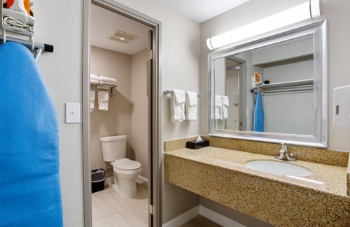 Waldron Hotel | Orangewood Inn & Suites Kansas City Airport