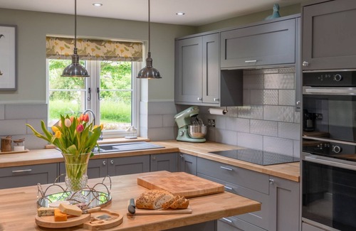 Alderton Cottage | Orchard Cottage, Alderton - sleeps 6 guests in 3 bedrooms