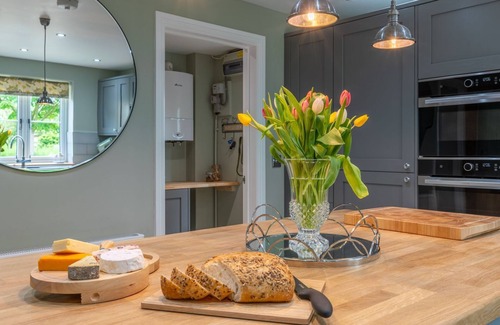 Alderton Cottage | Orchard Cottage, Alderton - sleeps 6 guests in 3 bedrooms