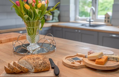 Alderton Cottage | Orchard Cottage, Alderton - sleeps 6 guests in 3 bedrooms