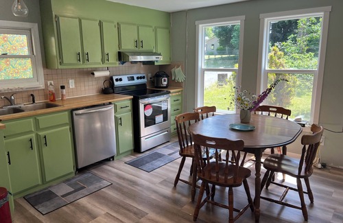 Regional District of Nanaimo Cottage | Orchard Cottage in Lantzville near Nanaimo Brand New Renovation
