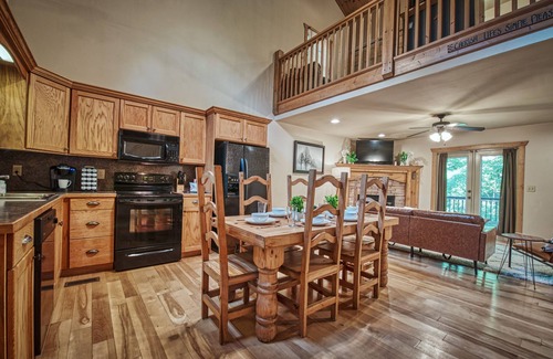 Ellijay Cabin | Orchard House - 4BR/3.5B ✔Hot Tub✔ Pet Friendly✔ Firepit✔ Grill✔ Gameroom✔