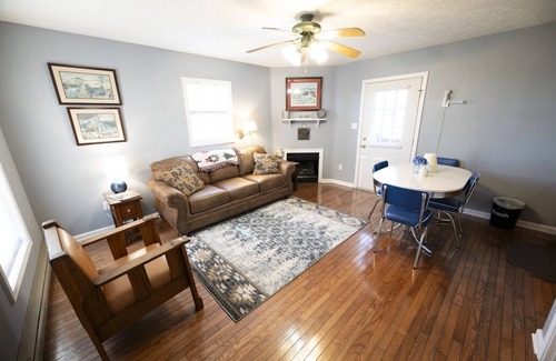 Hillsville Cabin | Orchard Inn #1