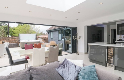 North Petherton Cottage | ORCHARD LEIGH, family friendly, with hot tub in North Petherton