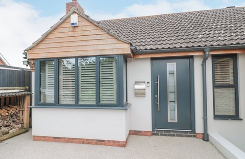 North Petherton Cottage | ORCHARD LEIGH, family friendly, with hot tub in North Petherton