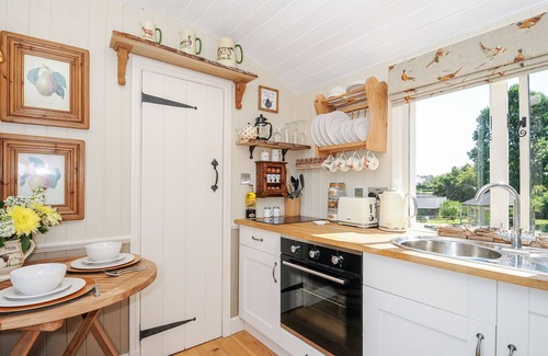Worlington Cottage | ORCHARD RETREAT, pet friendly, with hot tub in Witheridge