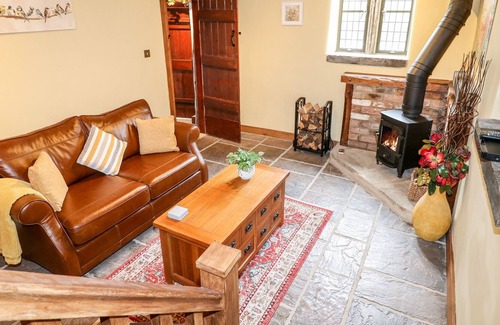 South Wingfield Cottage | ORCHARD VIEW, pet friendly, character holiday cottage in Oakerthorpe