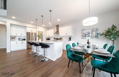 Southeast Edmonton House | Orchards Retreat, AC, Family Friendly, Sleeps 10, NearAirprt