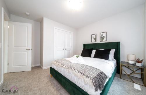 Southeast Edmonton House | Orchards Retreat, AC, Family Friendly, Sleeps 10, NearAirprt