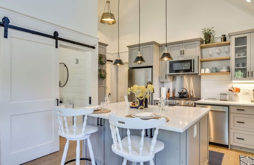 Sherwood Cottage | Oregon Wine Country Retreat: Sip & Dine Outside