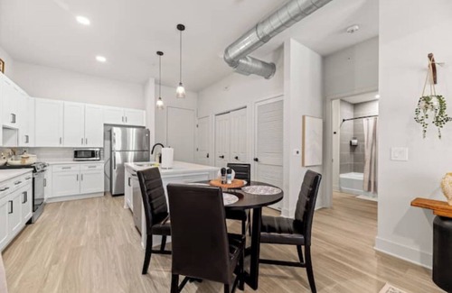 Dallas Apartment | Organic Modern Retreat 1 BR2Bed Pool & Gym