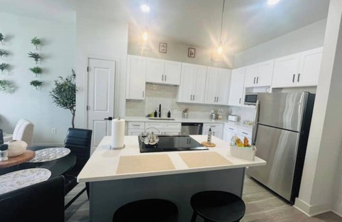 Dallas Apartment | Organic Modern Retreat 1 BR2Bed Pool & Gym