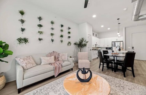 Dallas Apartment | Organic Modern Retreat 1 BR2Bed Pool & Gym