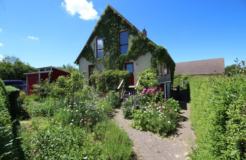 Schwarbe House | Organic vacation home, 3sleepR, 2 BathR, natural garden, sauna, WLAN, dogs allow