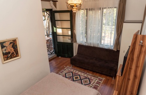 Adalar House | Orhan Kutbay'in Evi Turyolu Cafe Pansiyon