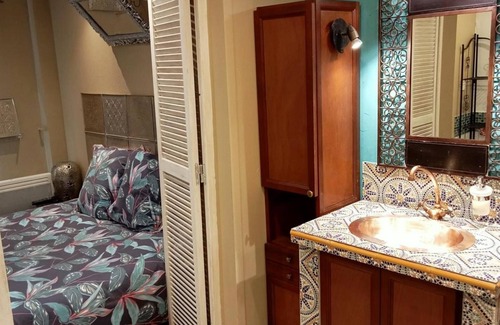 Villeneuve-les-Montreal Bed & Breakfast | 'Oriental' Room with Shared Pool, Wi-Fi and Air Conditioning - Villeneuve-lès-Montréal