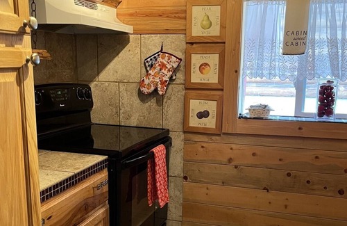 Drake Cabin | Original 1910 Estes Park Historical cabin all updated ! Very nice !