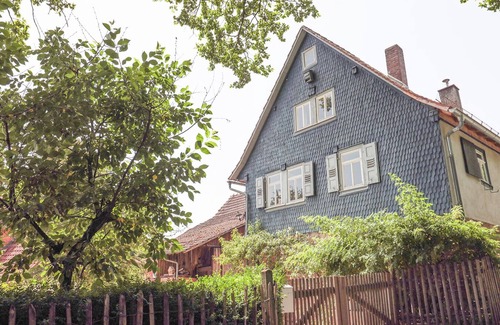 Guttersbach Cottage | Original blue Odenwald country house with garden and barn